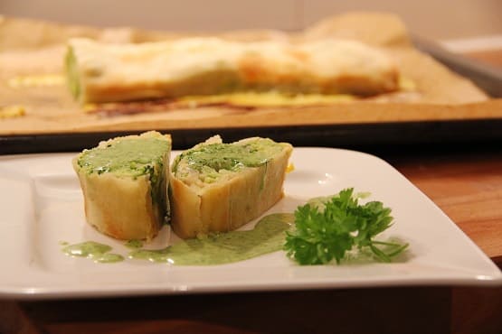 Штрудель с мясом из слоеного теста